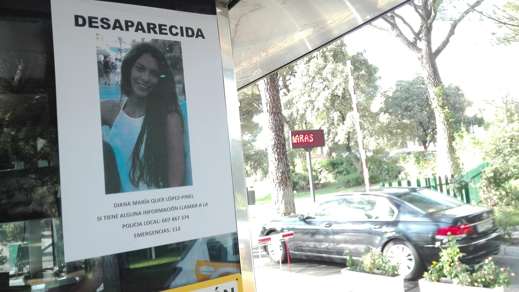 Cartel colocado a la entrada de la urbanización donde vive Diana.