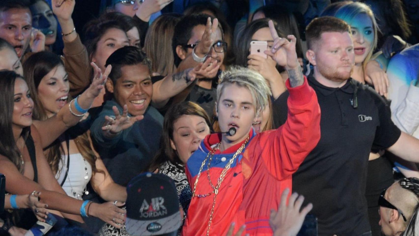 Justin Bieber se niega a posar con sus fans.