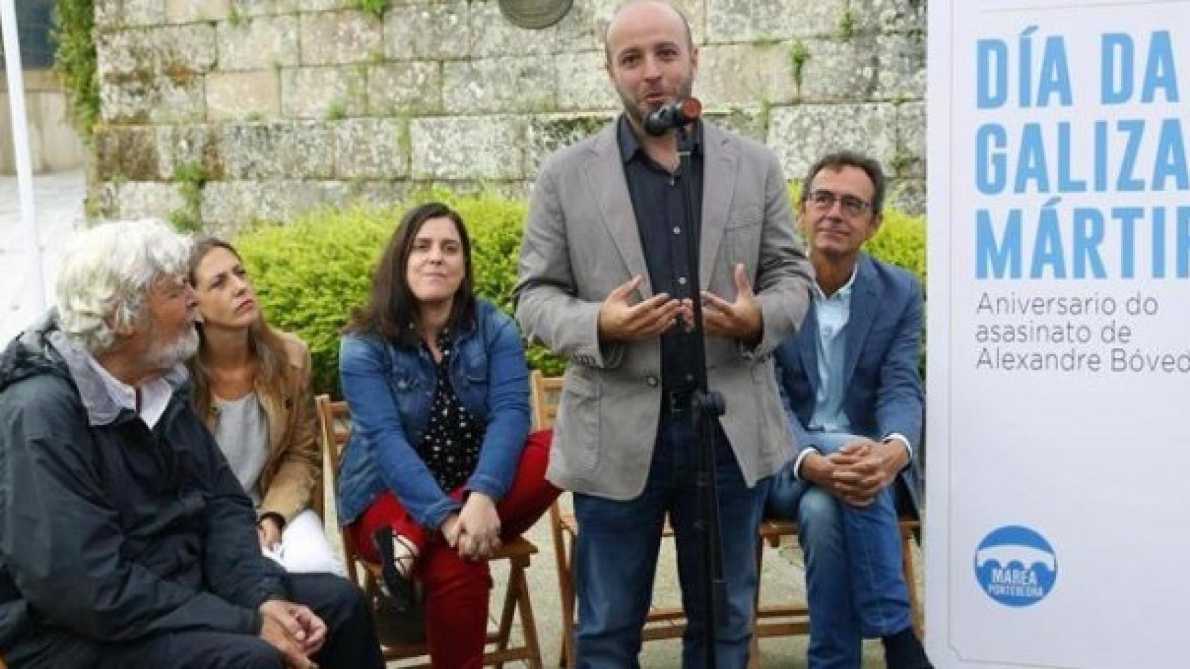 Beiras, referente del nacionalismo gallego, escucha a Luis Villares en un mitin