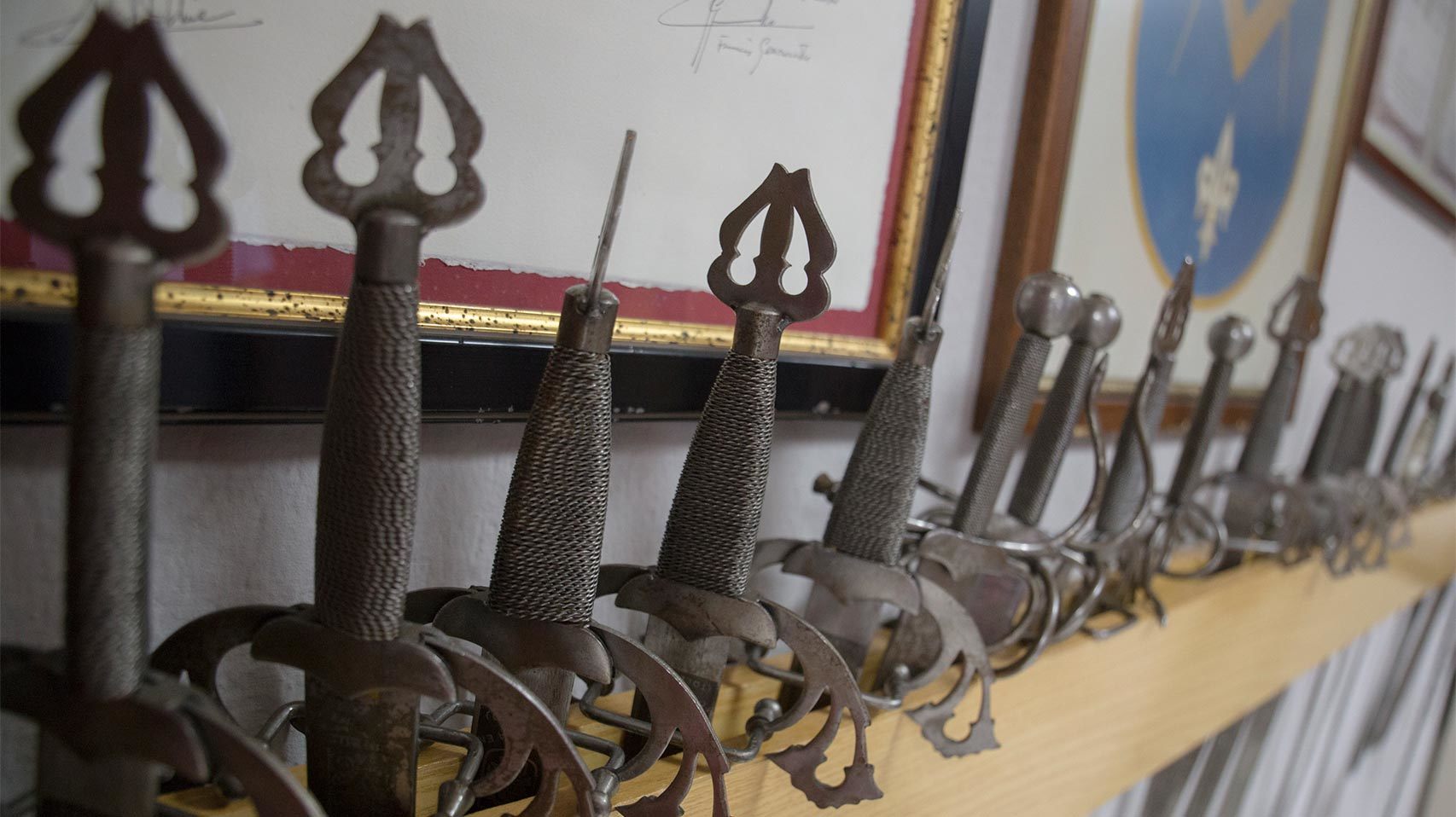 Las espadas se utilizan en algunos de los ritos.