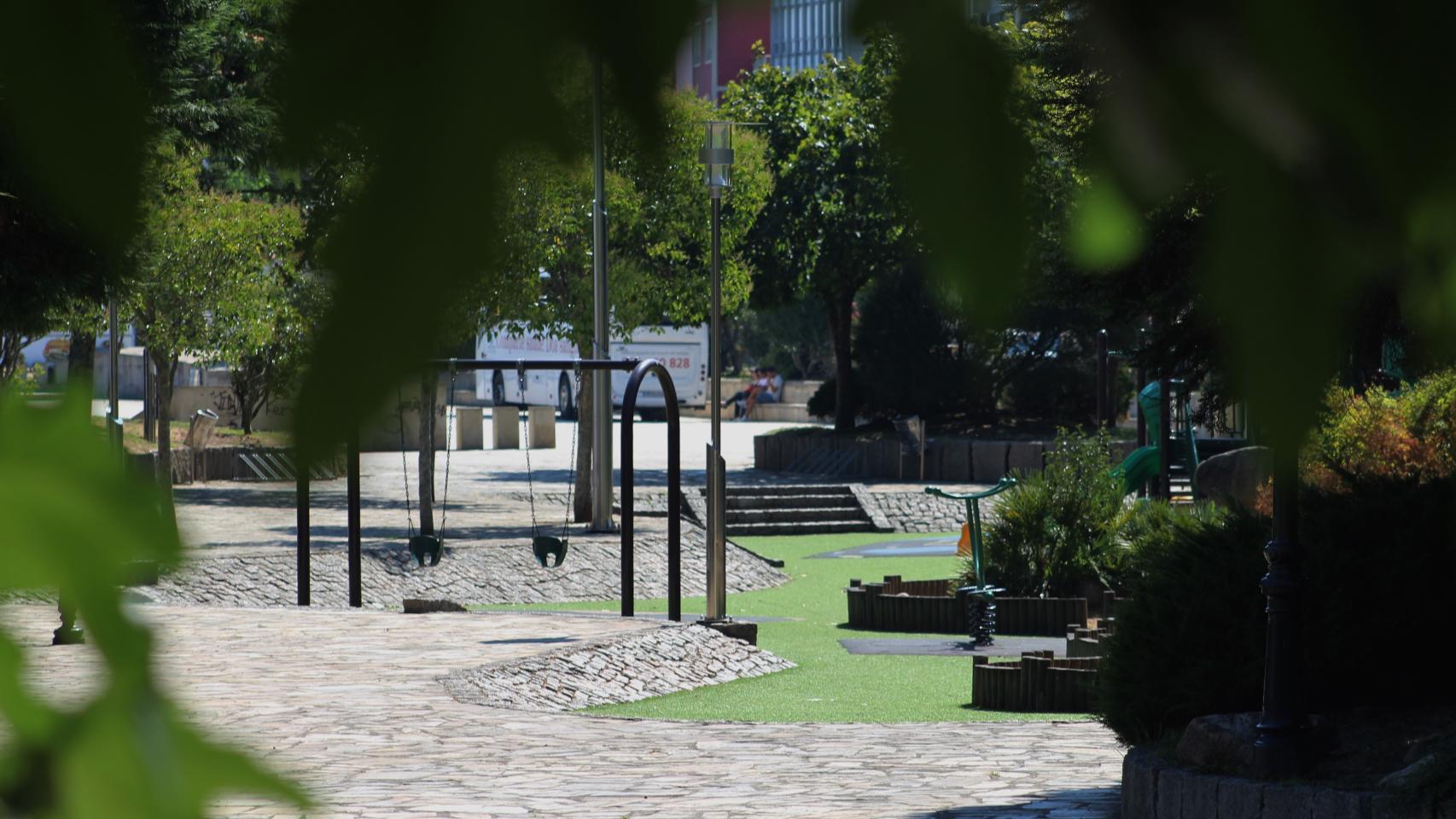 Parque en el que se reúnen los jóvenes en las fiestas de A Pobra.