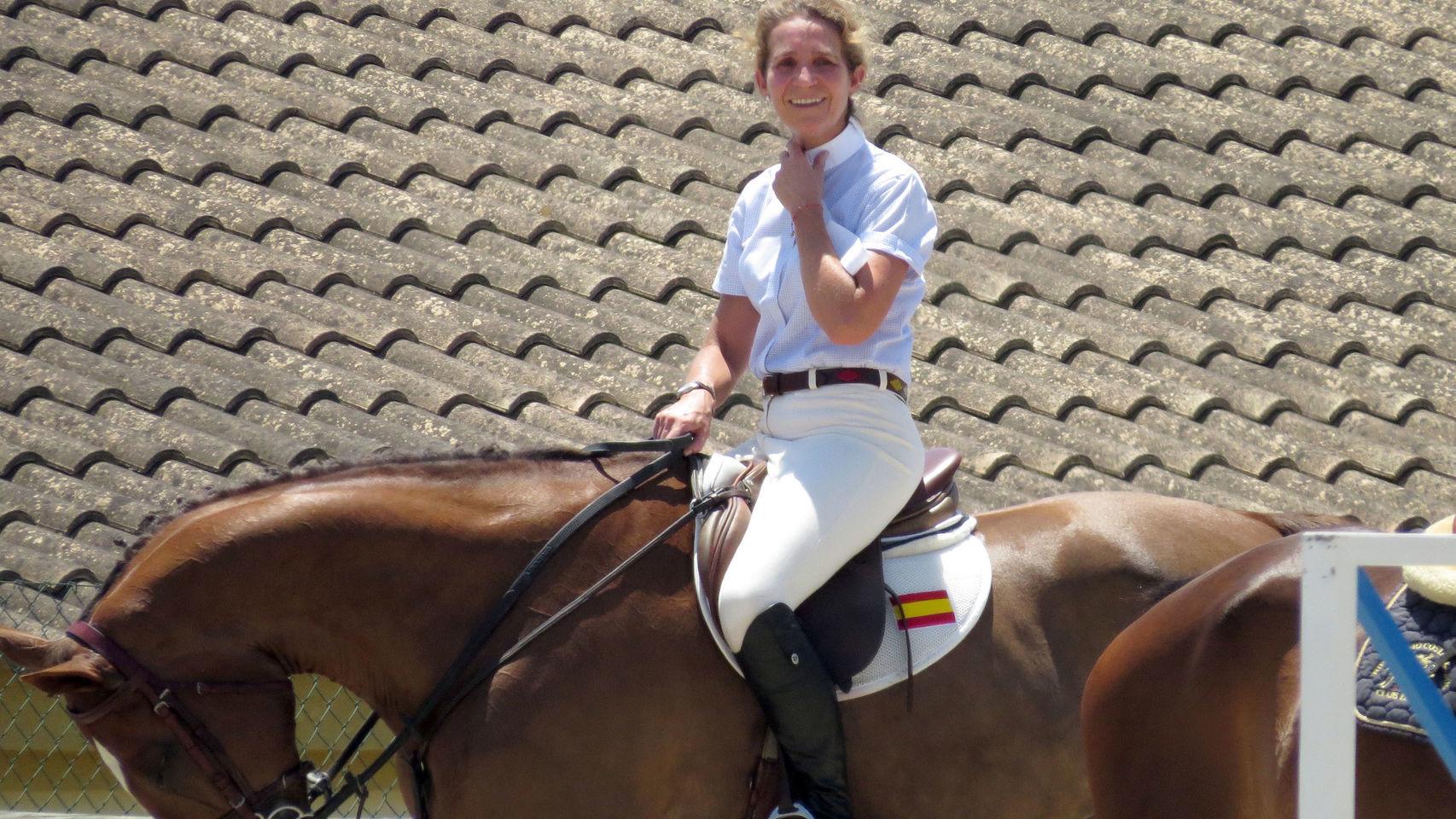 Elena de Borbón a caballo.