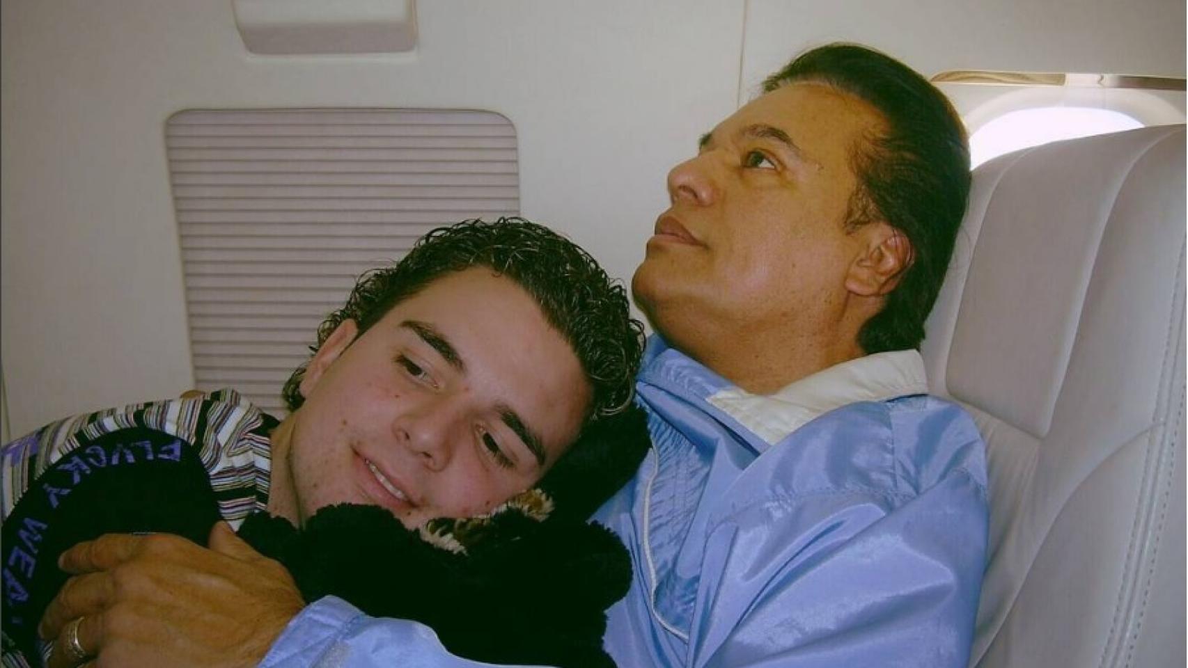Jas Devael y Juan Gabriel muy cariñosos durante un vuelo