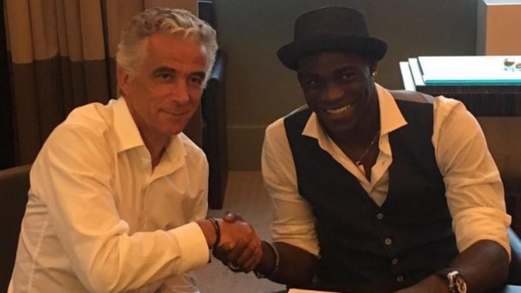 Balotelli, en la firma con el presidente del Niza.