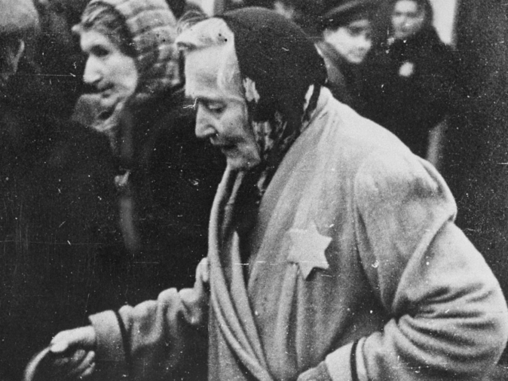 Una anciana judía lleva la estrella en el gueto de Riga, entre 1941 y 44.