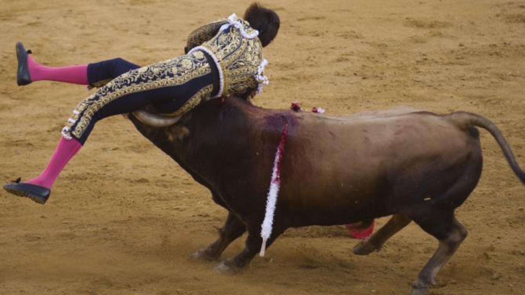 Roca Rey en el momento de ser corneado.