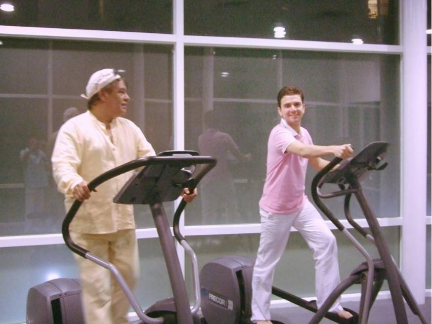 Juan Gabriel y Jas Devael practicando deporte en su casa