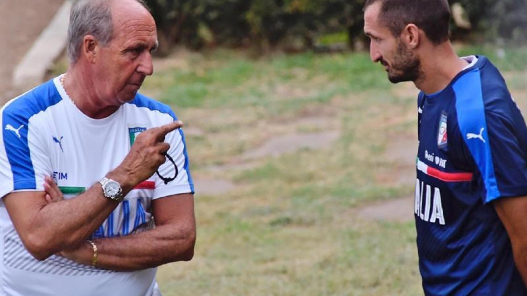 Giampero Ventura junto a Chiellini.