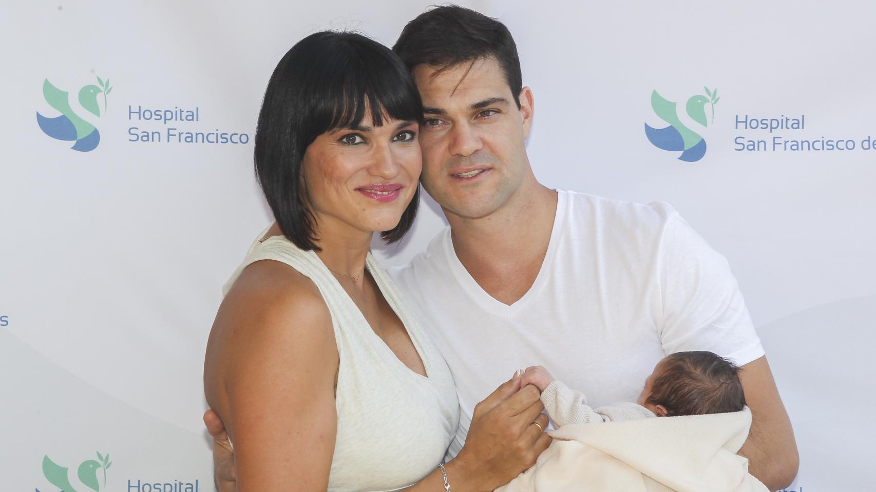 Irene y su marido Juan Pablo con el pequeño en brazos