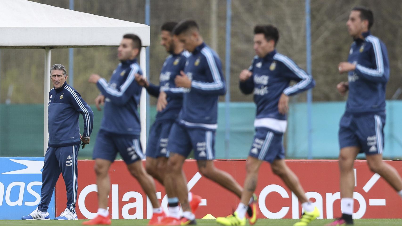 Bauza al fondo en un entrenamiento de Argentina.