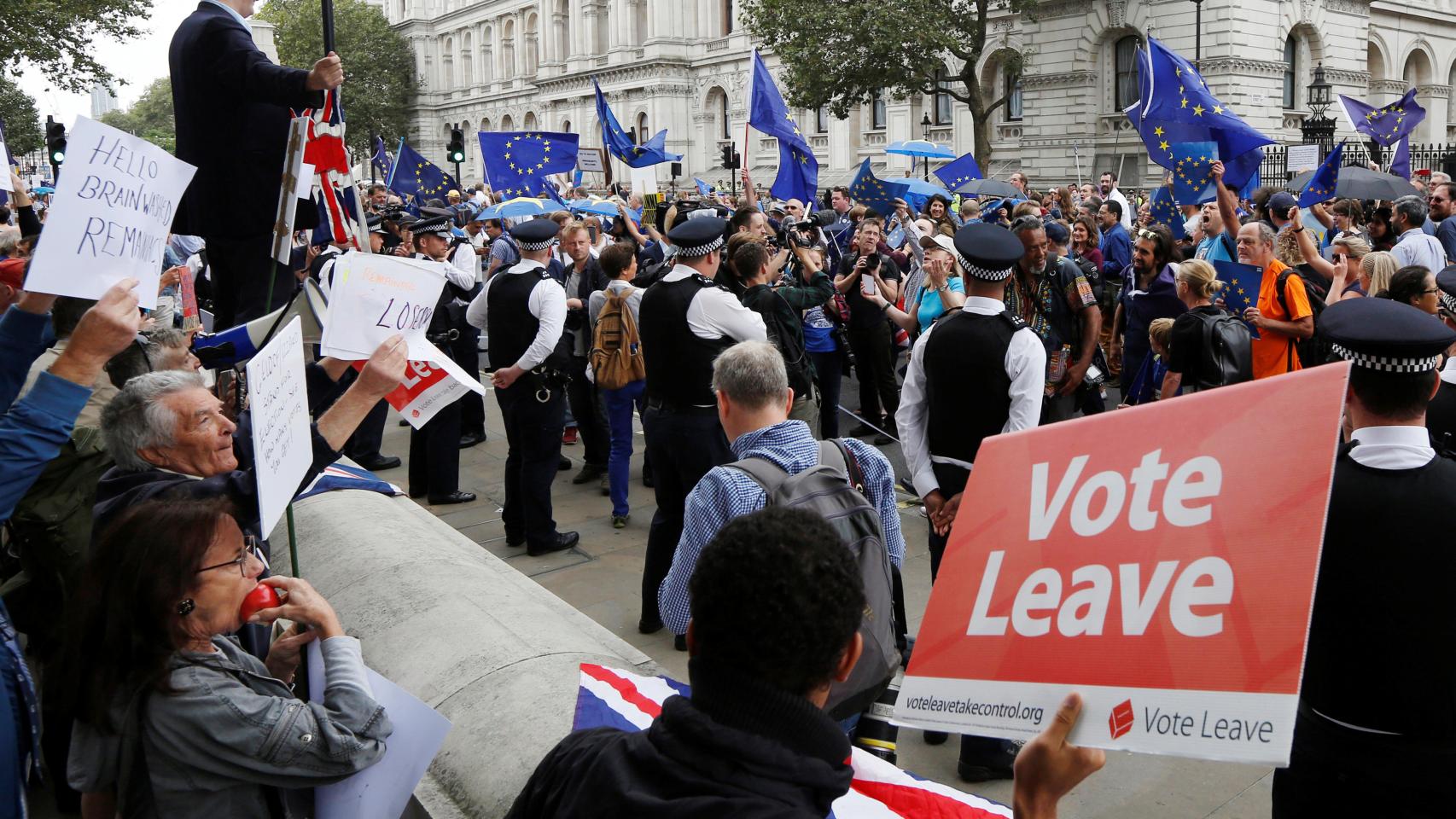 Manifestantes a favor y en contra del Brexit.