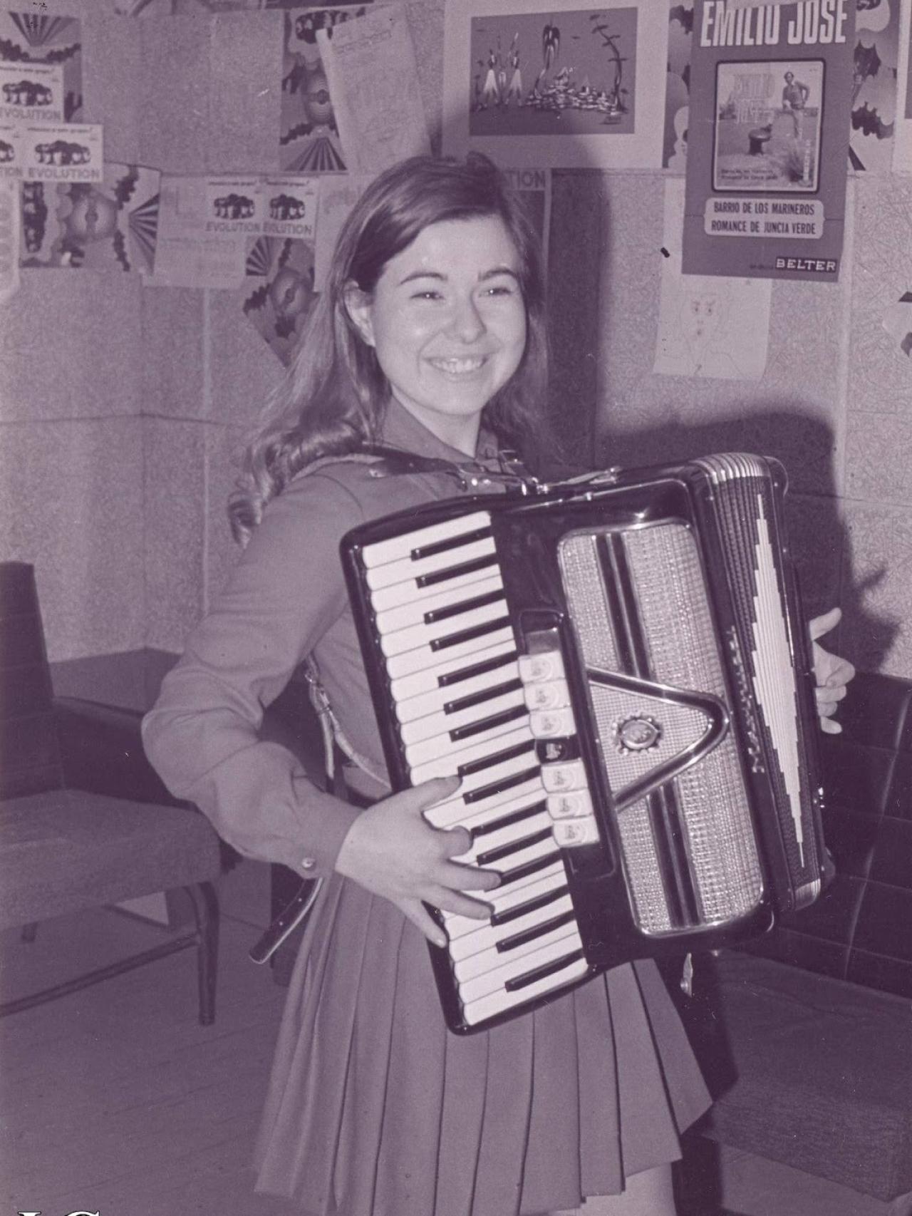 María Jesús y su acordeón con quince años