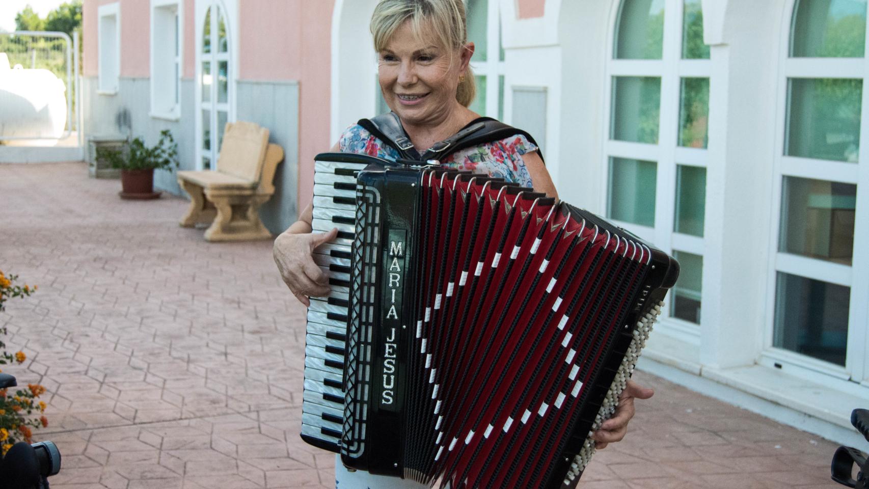 María Jesús y su mítico acordeón esta semana en Benidorm