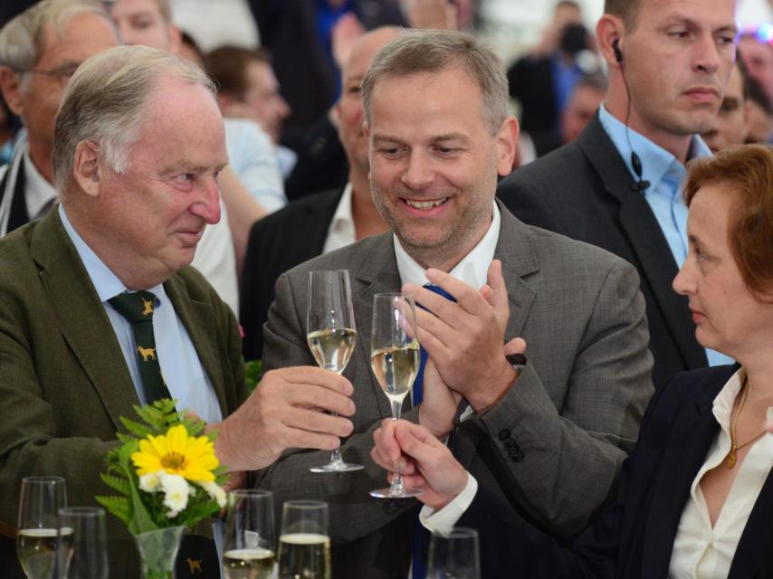 Leif-Erik Holm, líder del AdF en el estado, celebra los primeros resultados.