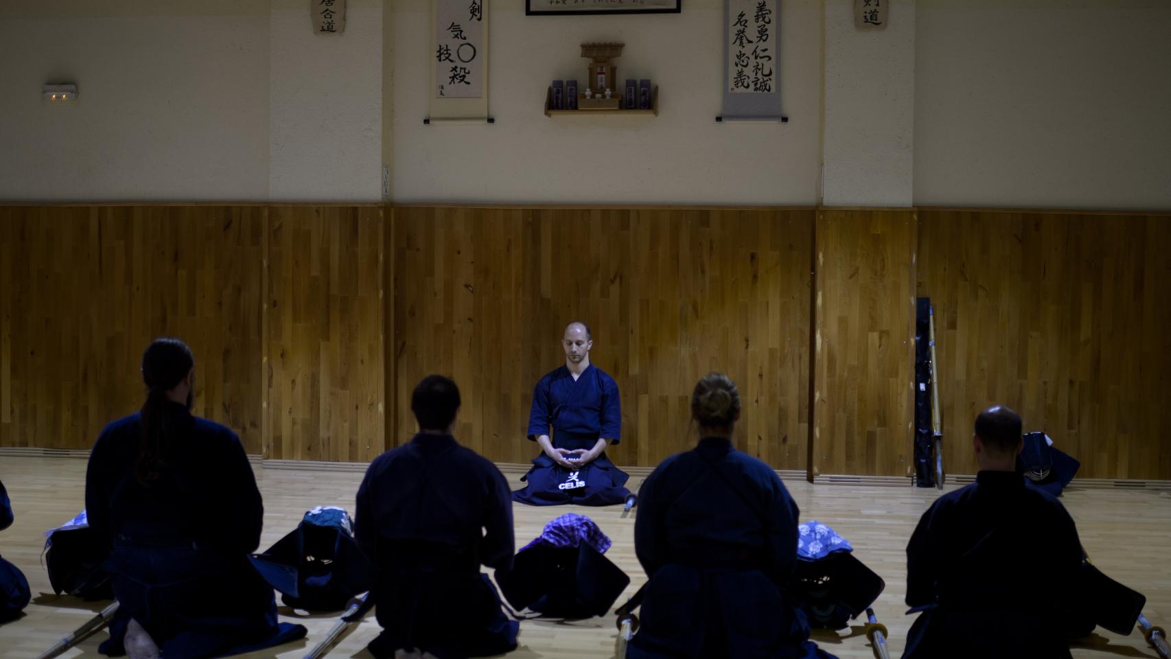David Celis Ares, antes del comienzo de una clase de kendo.