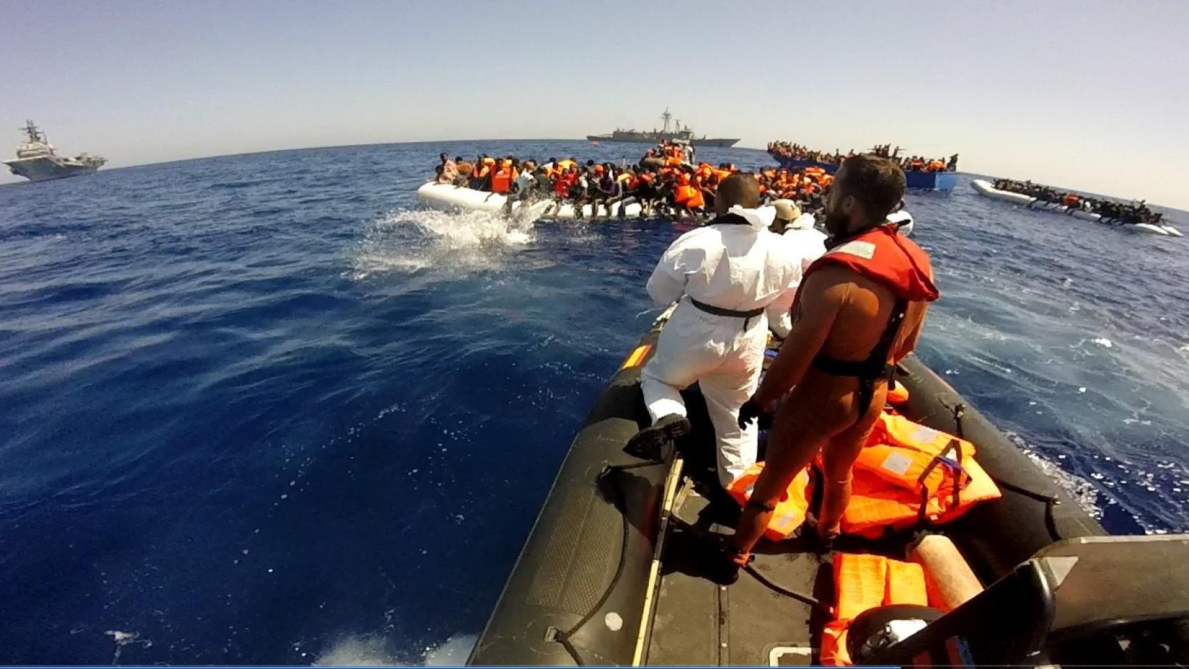 Efectivos españoles se aproximan a las personas que viajan a la deriva.