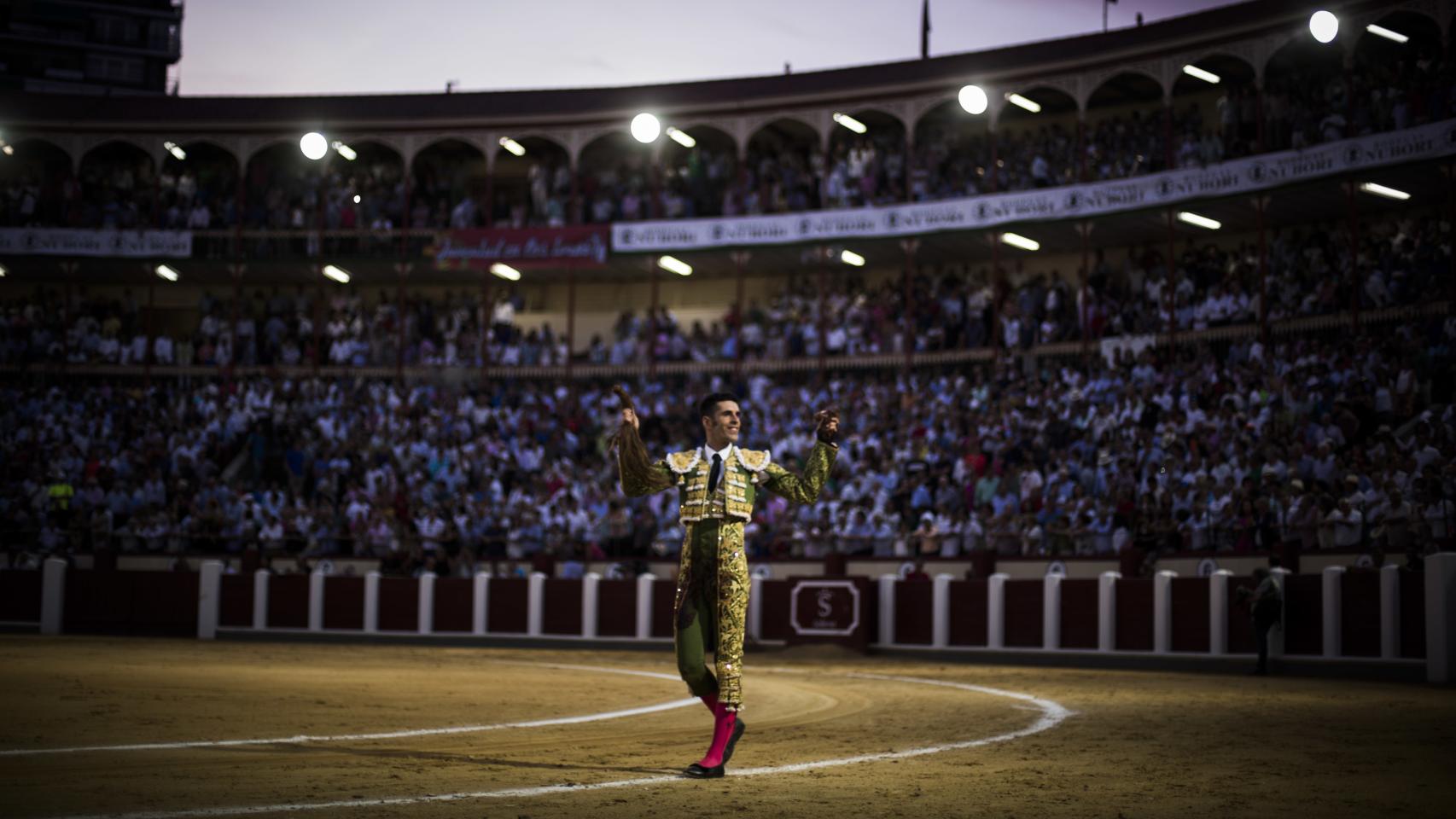 Alejandro Talavante, con el rabo.