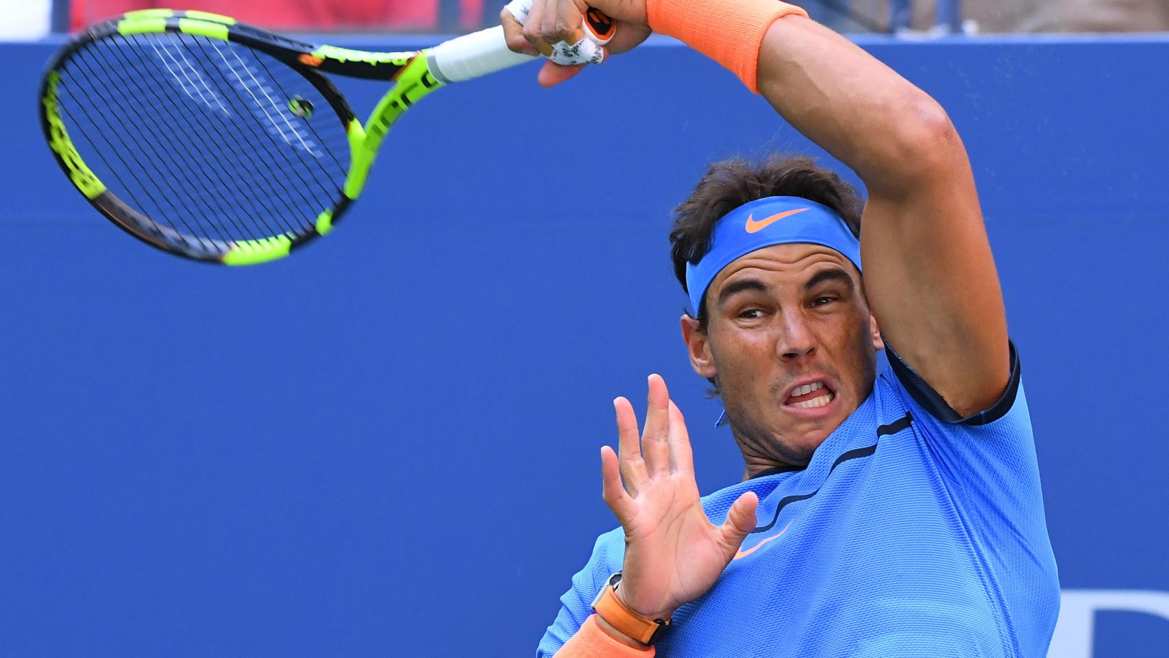 Nadal golpea durante su encuentro ante Lucas Pouille.