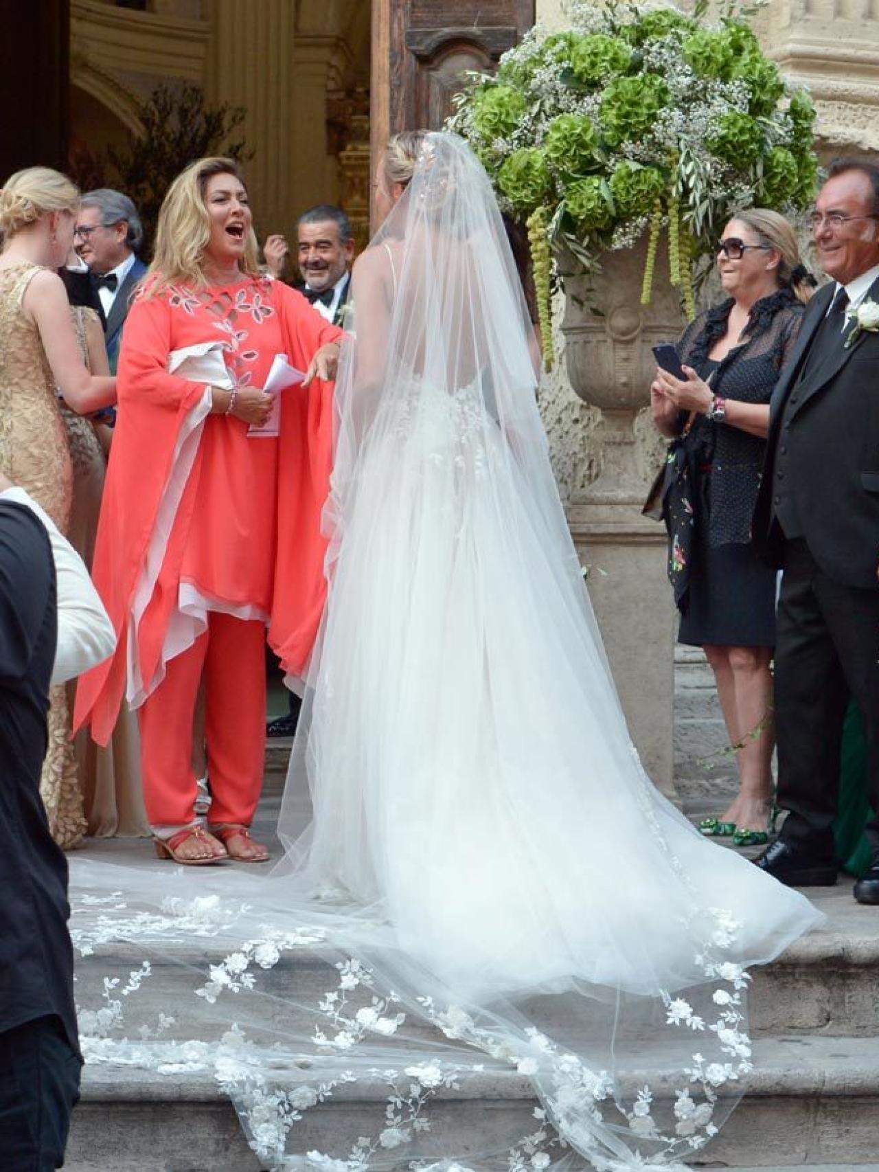 Romina Power recibiendo a su hija en la puerta de la iglesia