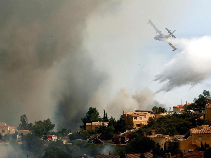 Un hidroavión actúa en Benitatxell, Alicante.