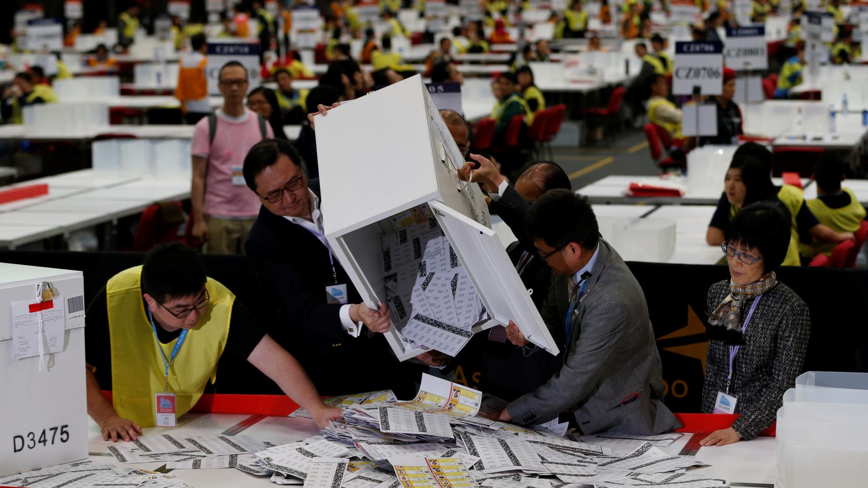 Miembros de las mesas electorales contando votos de las elecciones legislativas de Hong Kong.
