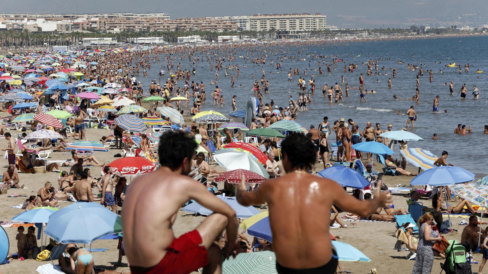 Las playas, como la Malvarrosa (Valencia), abarrotadas.