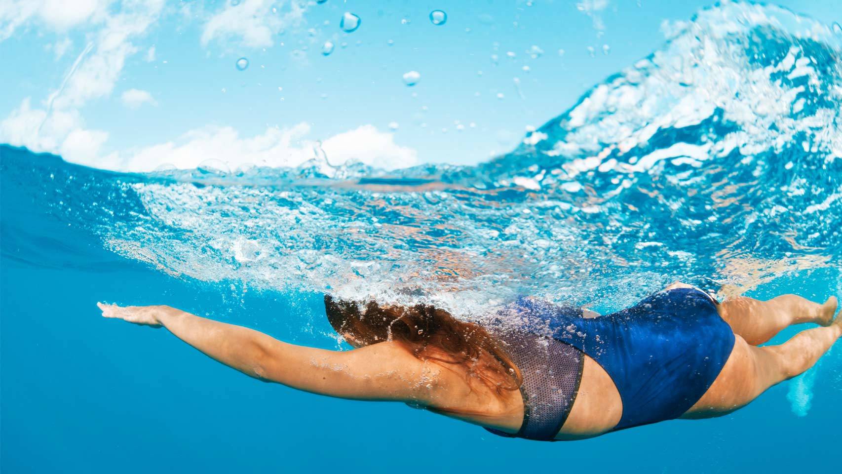 El traje de baño es un modelo de Roxy para Primavera-Verano 2016.