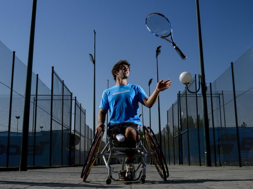 Daniel Caverzaschi juega con su raqueta.