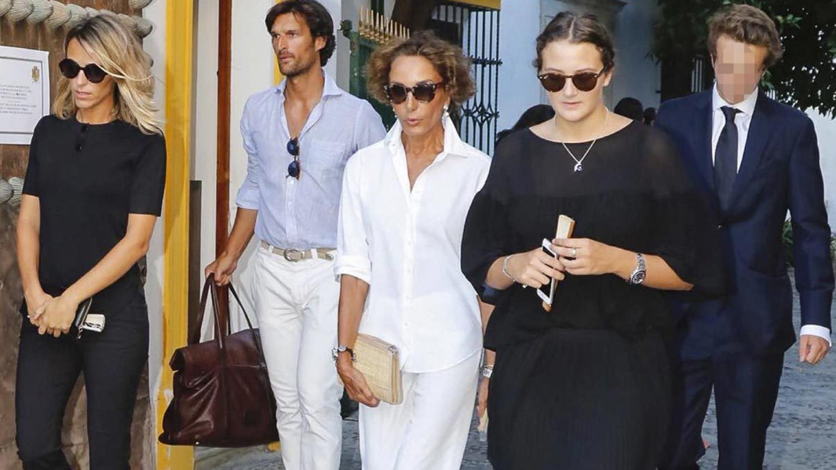 Naty Abascal acompañada por su hijo Rafael Medina y la esposa de este, Laura Vecino, junto a los dos hijos del fallecido, Victoria Elisabeth y Alexander  von Hohenlohe-Langenburg