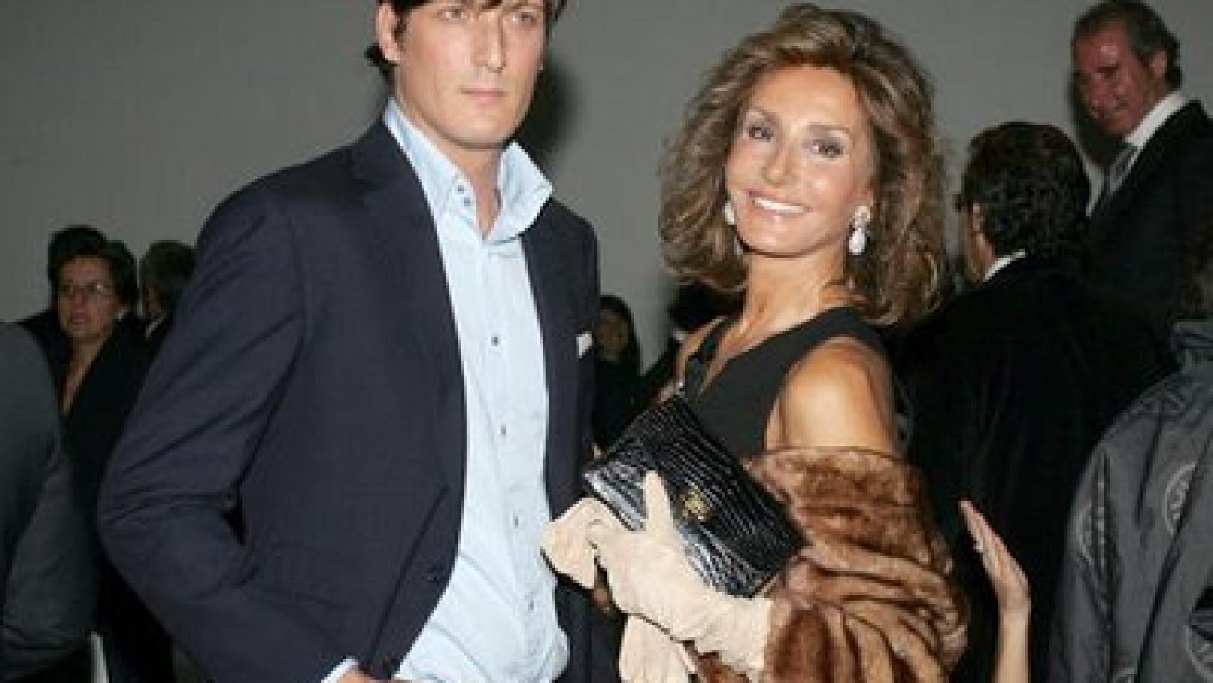 A Luis le gusta acompañar a su madre a muchos eventos