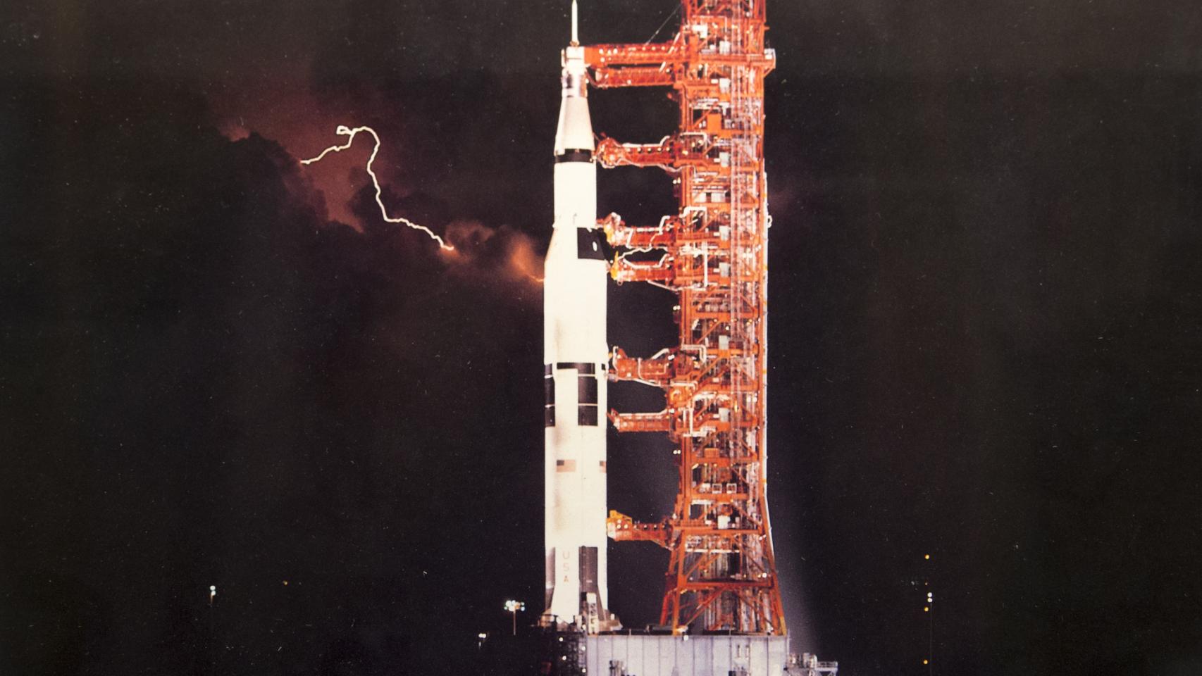 El gigantesco cohete Saturno V impulsaba los módulos lunares Apolo