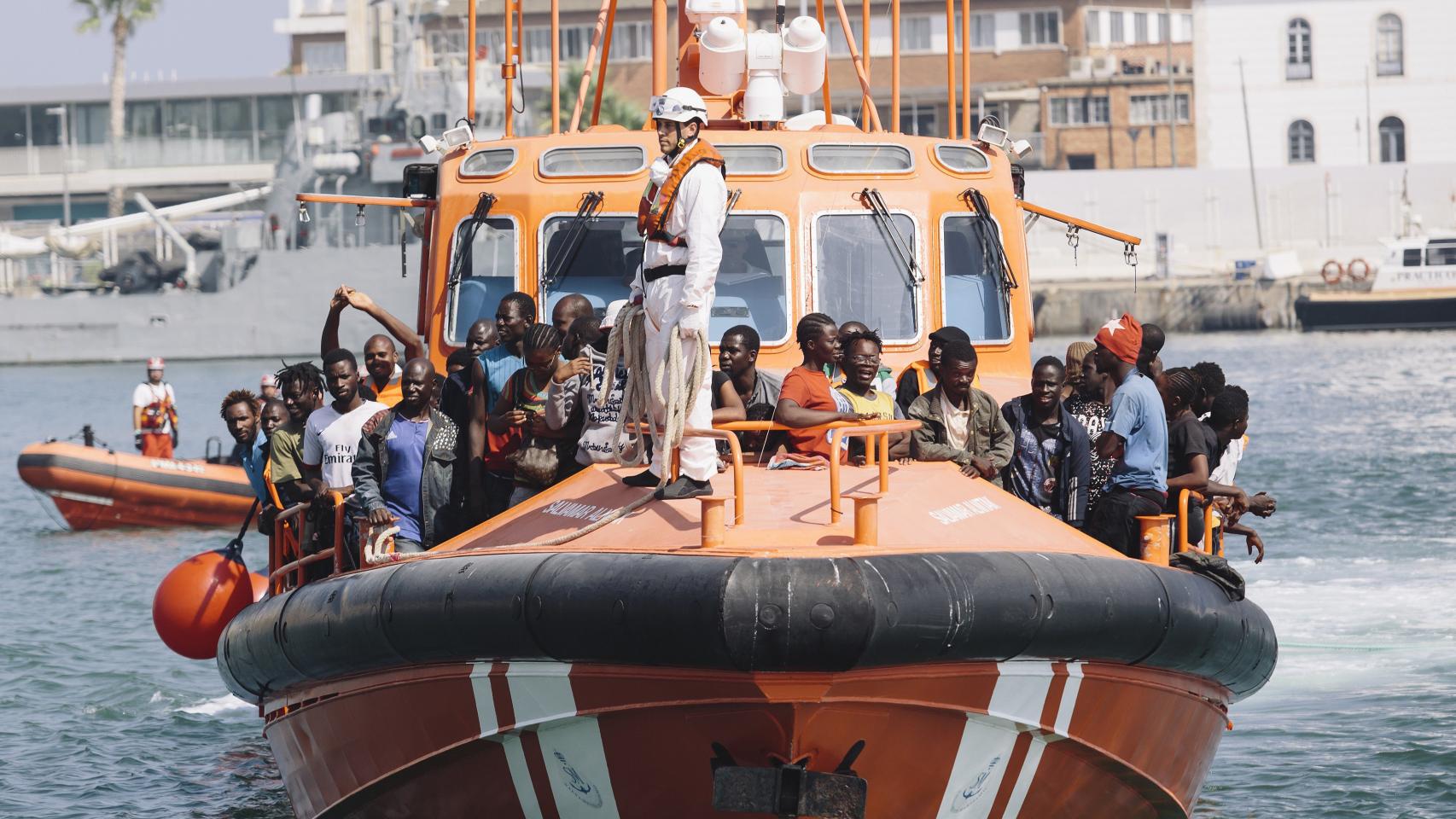 Un grupo de inmigrantes llegan al puerto de Málaga