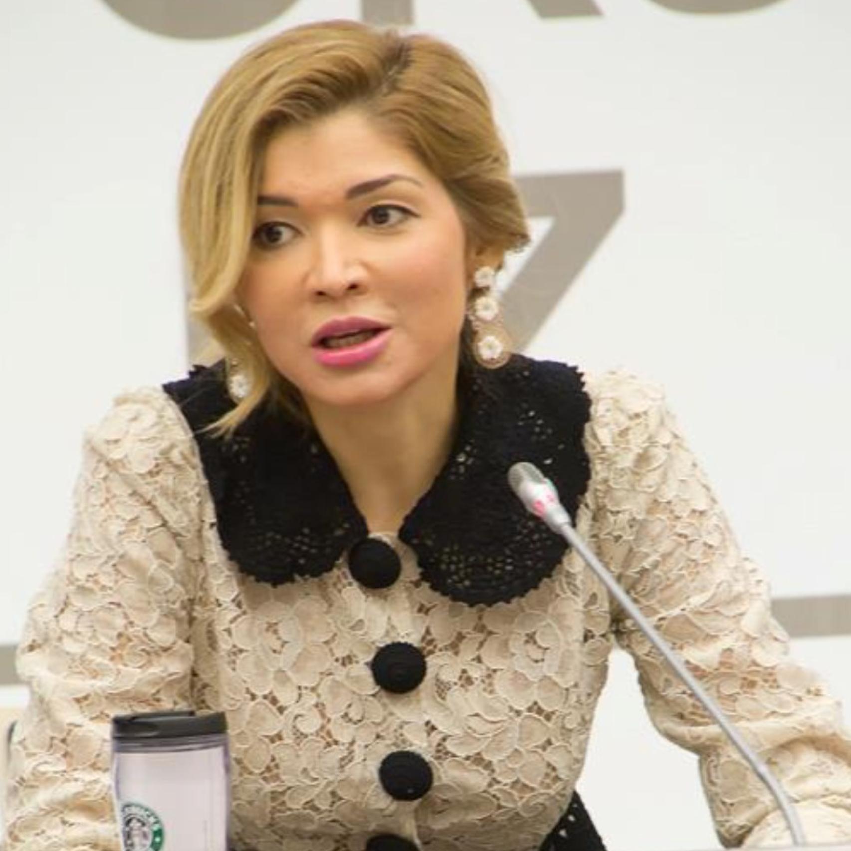 Gulnara durante una conferencia cuando era profesora universitaria en su país