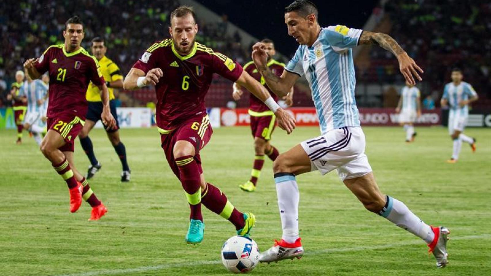 Di María conduce el esférico en el partido contra Venezuela.