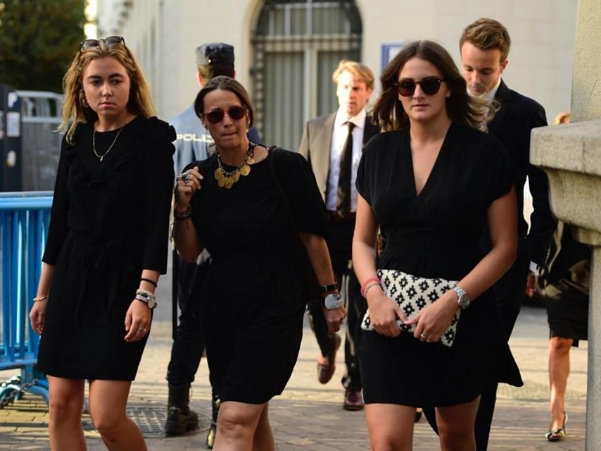 Victoria, heredera del ducado Medinaceli (con gafas de sol y cartera blanca y negra en mano)