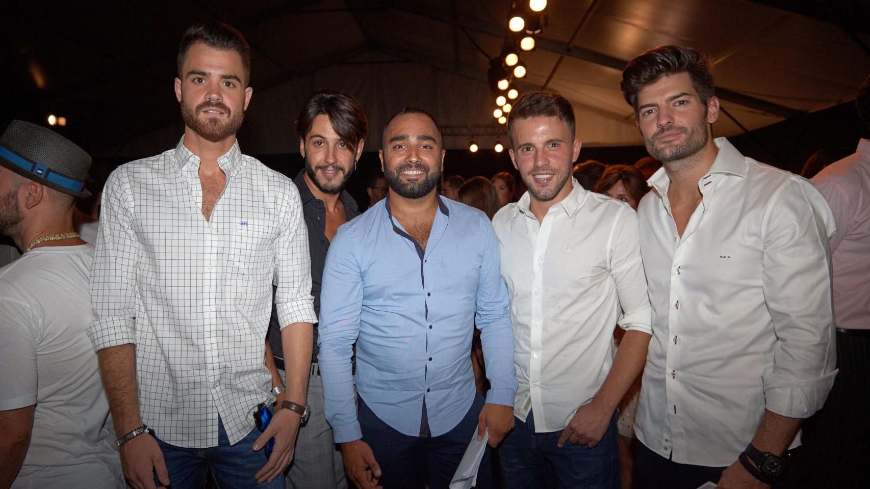 Tomás Palacios (camisa azul), RRPP y encargado de la exitosa convocatoria junto a unos amigos