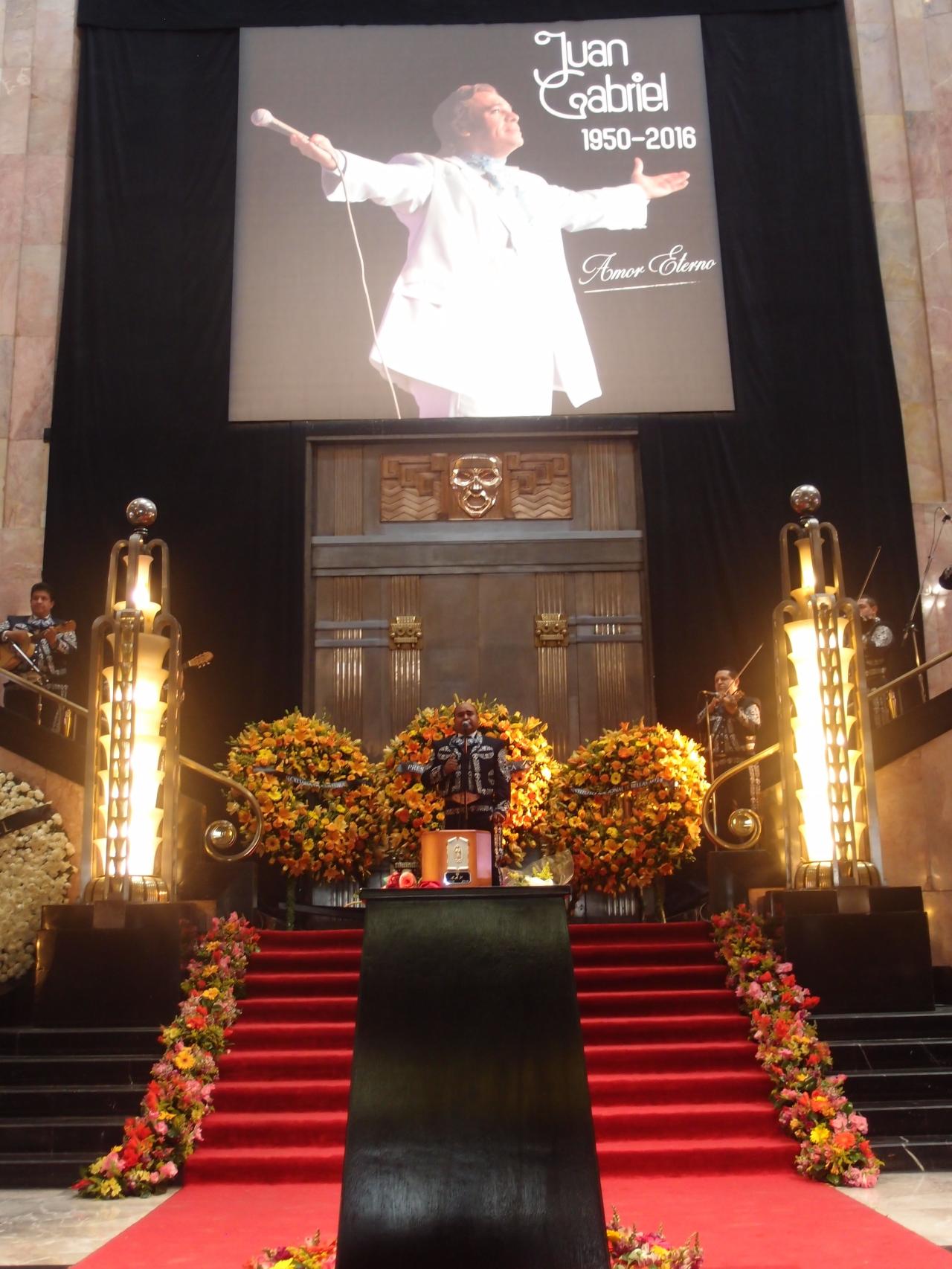 Altar con las cenizas del cantante