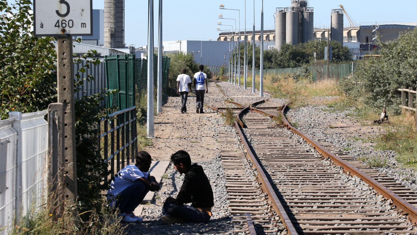 Dos jóvenes migrantes en Calais, Francia.