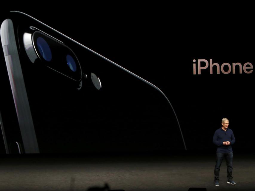 Tim Cook presenta su nuevo iPhone.