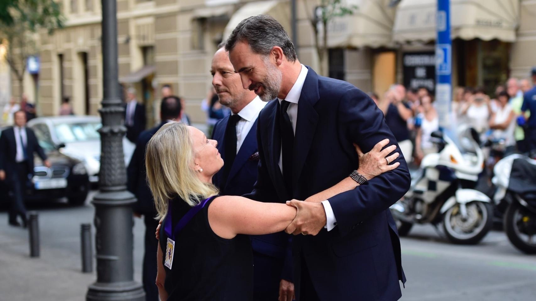 Felipe VI es recibido en la puerta de la Basílica del Cristo de Medinaceli por Flavia y Pablo Hohenlohe