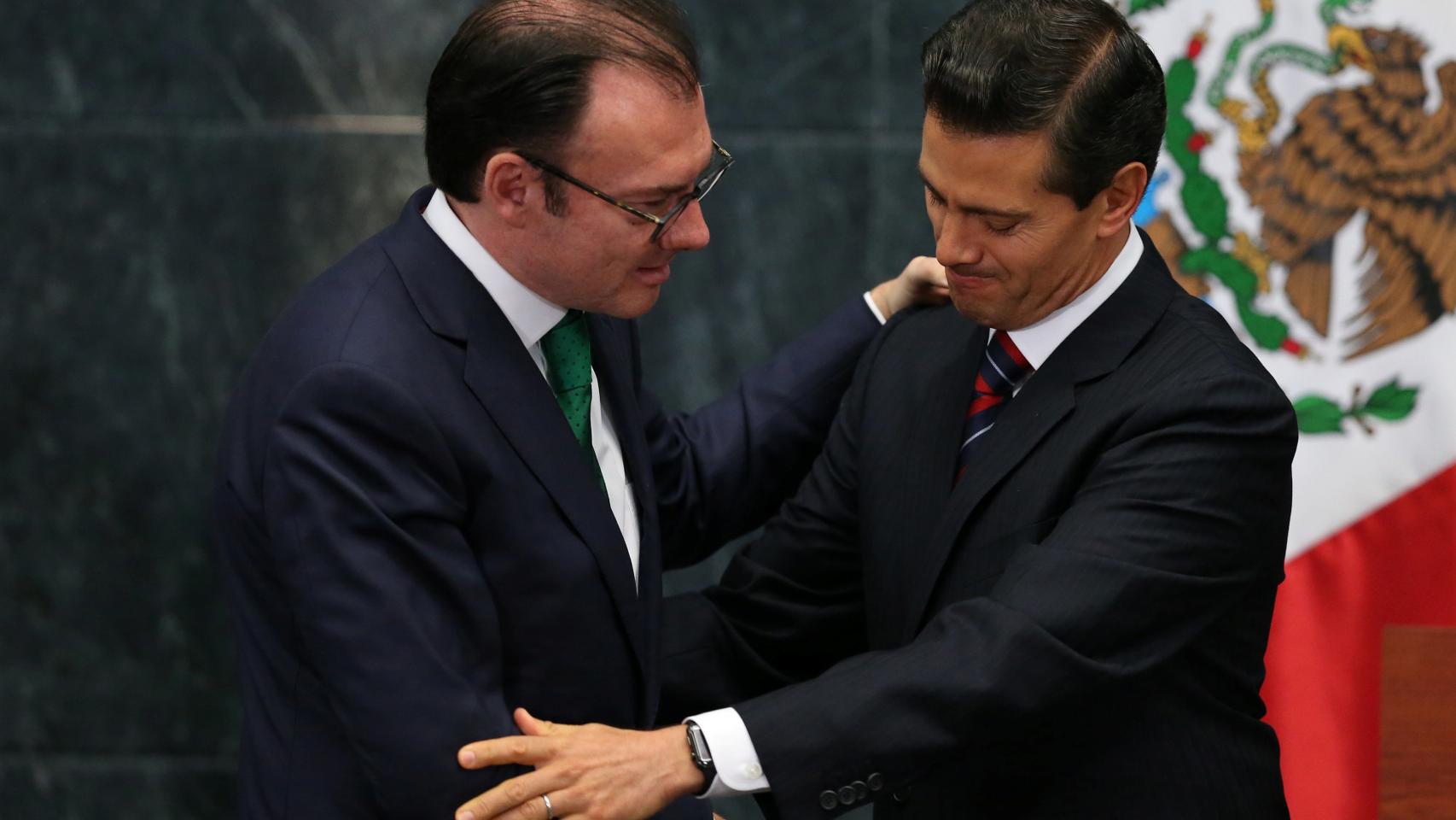 Peña Nieto estrecha la mano de Videgaray después de que este anunciara su renuncia.