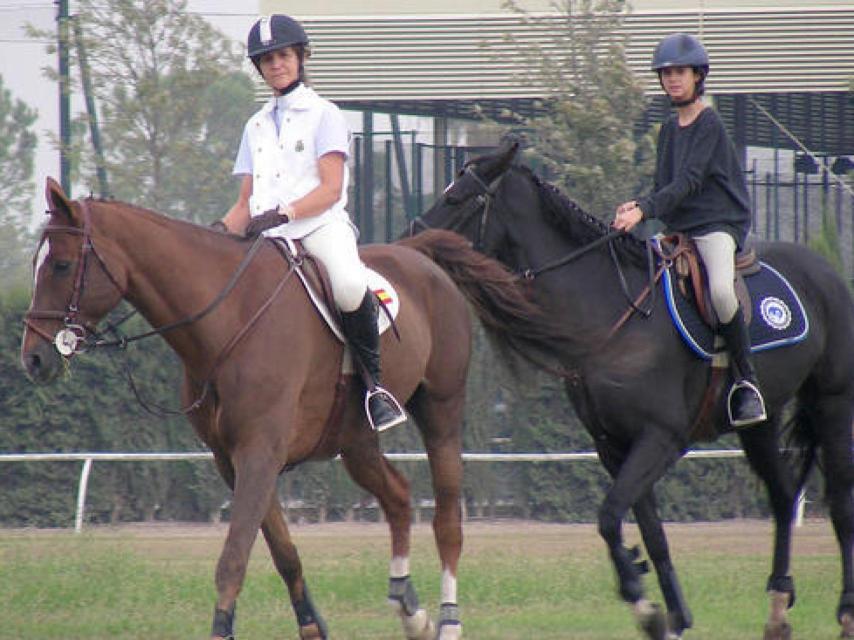 Victoria Federica y su madre montando a caballo.