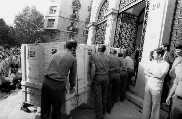 Operarios introducen el cuadro en el Casón del Buen Retiro.