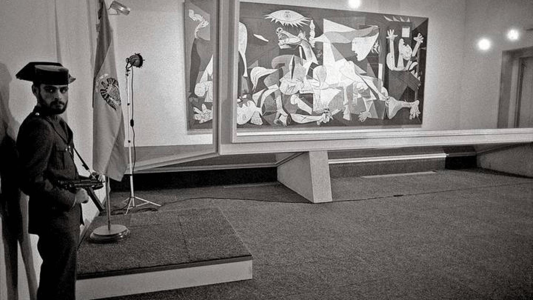 Guardia Civil custodia el cuadro protegido en la urna gigante.