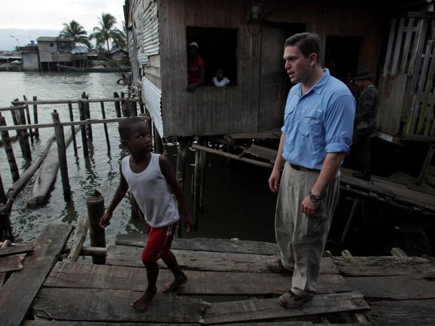 Imagen de marzo de 2014, fecha en la que el exministro de Defensa, Juan Carlos Pinzón, visitó un barrio en el puerto de Buenaventura.