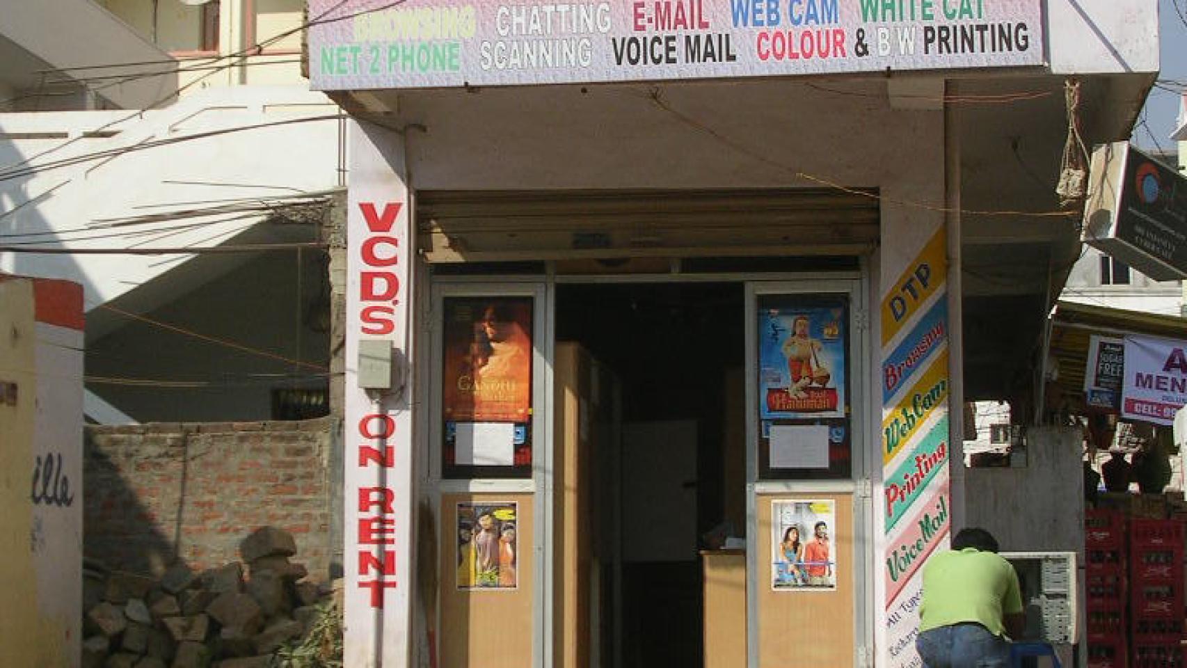 Imagen de un cibercafé de la India.