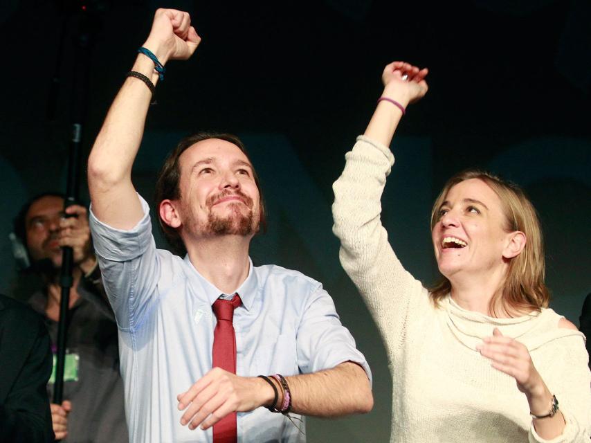 El lider de Podemos, Pablo Iglesias, junto aTania Sánchez, durante un acto electoral.