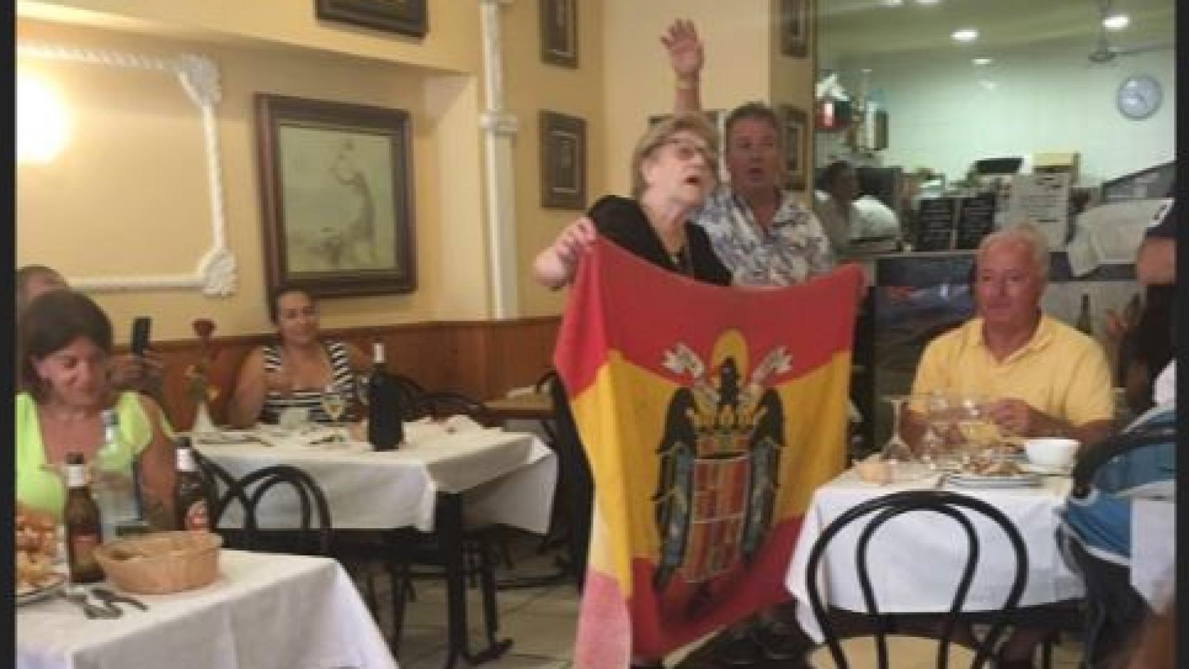 Un usuario de Tripadvisor fotografió a doña Olga y a un comensal en plena apología franquista.