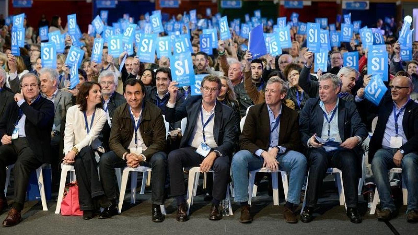 Feijóo arropado por líderes nacionales del PP en las elecciones autonómicas de 2016.