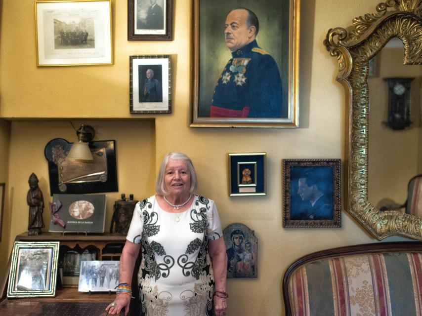 Carlota Sanjurjo posa con el retrato de su padre.
